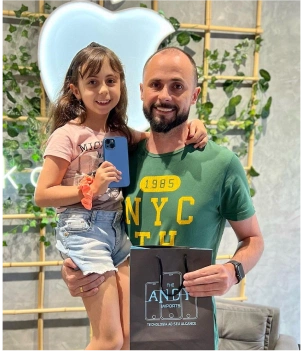 Foto Cliente Recebendo Produto 4