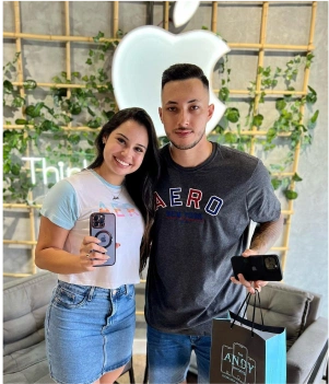 Foto Cliente Recebendo Produto 8